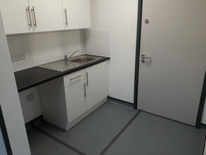 Latherford Close, Wolverhampton for lease Interior Photo- Image 2 of 4