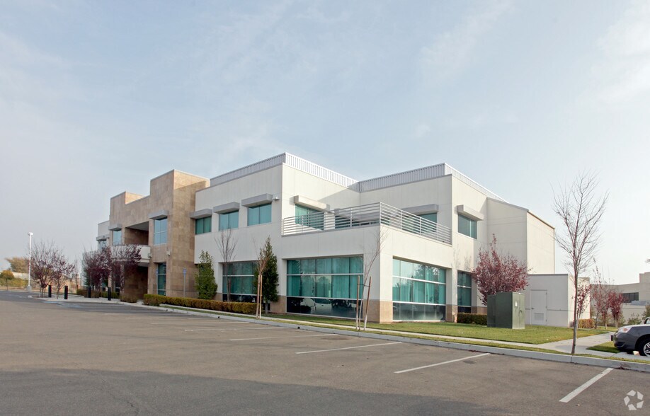 1125 E Spruce Ave, Fresno, CA à louer - Photo du bâtiment - Image 3 de 4