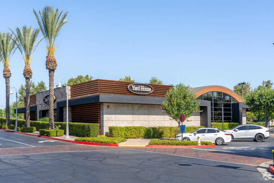 13881 Peyton Dr, Chino Hills, CA à vendre - Photo du bâtiment - Image 2 de 4