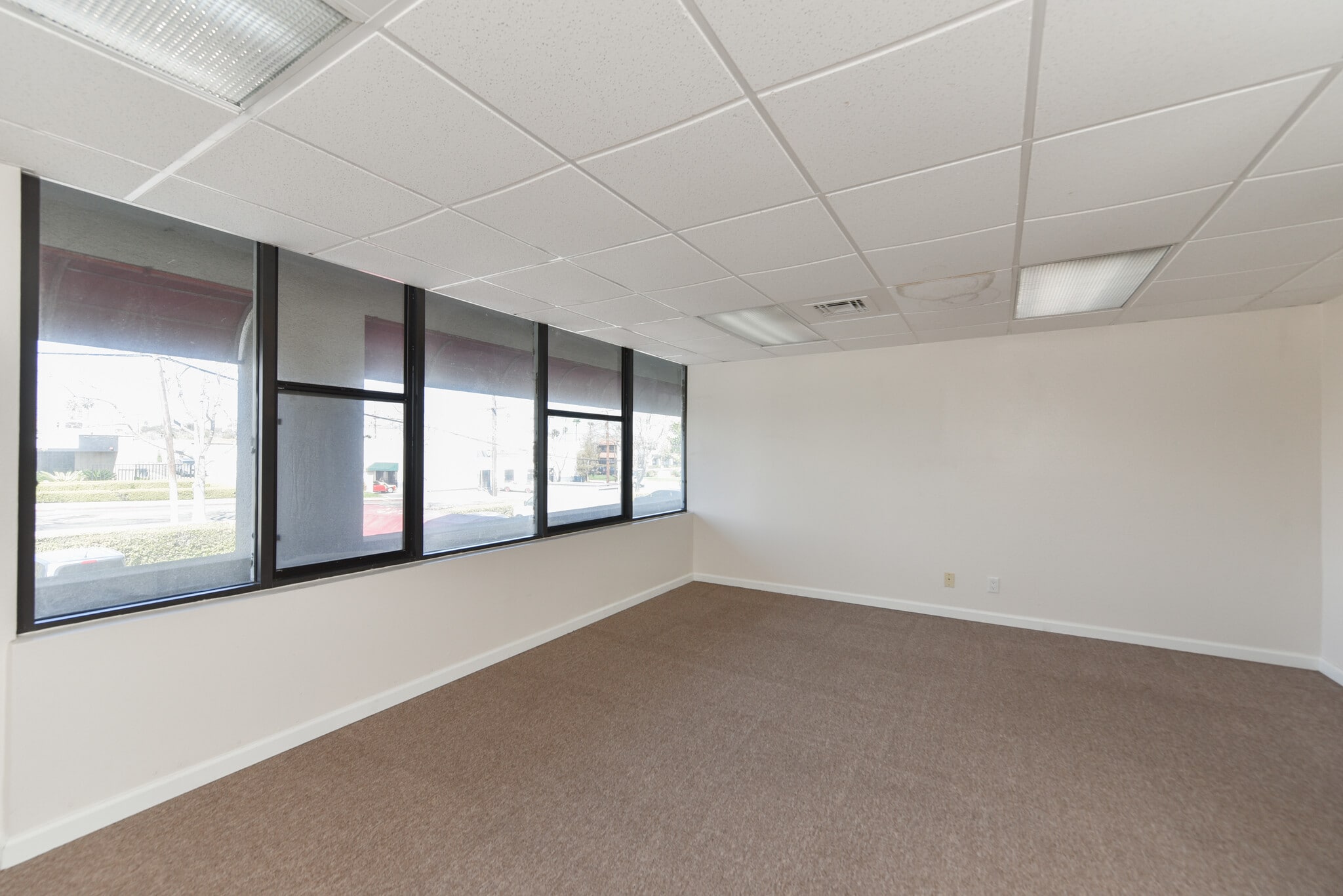 711 W 17th St, Costa Mesa, CA for lease Interior Photo- Image 1 of 24