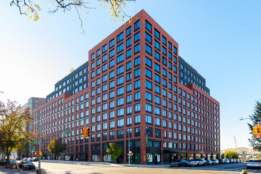 40 Bruckner Blvd, Bronx, NY à louer - Photo du bâtiment - Image 2 de 44