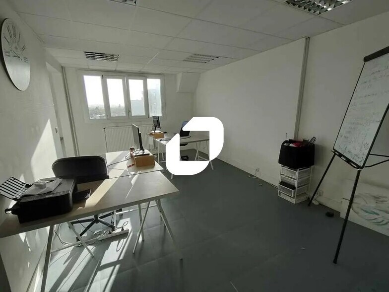 40-42 Rue Gabriel Péri, Le Plessis-Bouchard for lease - Interior Photo - Image 2 of 6