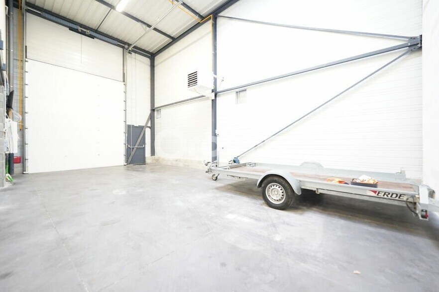 73 Rue Mathieu Dussurgey, Saint-Fons for lease - Interior Photo - Image 3 of 13