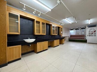 Plus de détails pour 92 Queen Victoria St, Tredegar - Commerce de détail à louer