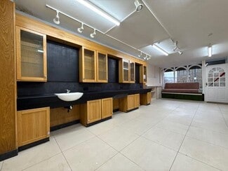 Plus de détails pour 92 Queen Victoria St, Tredegar - Commerce de détail à louer