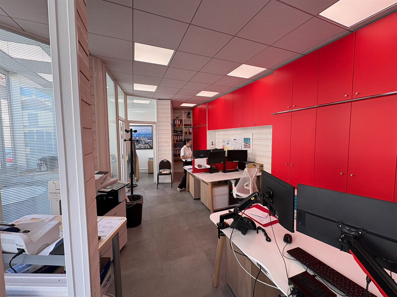 Retail in Saint-Germain-en-Laye for lease - Interior Photo - Image 3 of 9