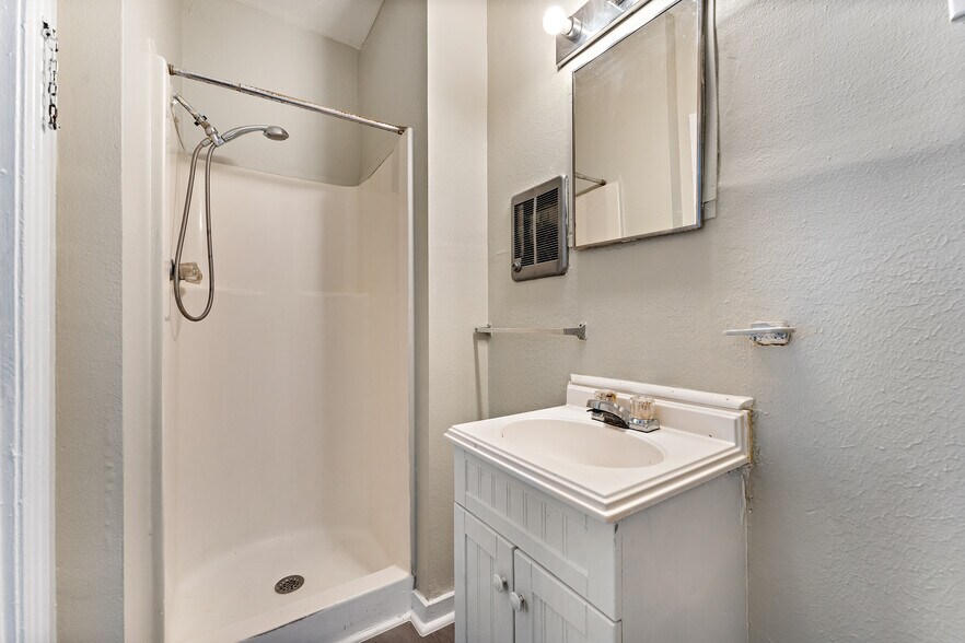 INCOME PRODUCING PORTFOLIO!! portefeuille de 3 propriétés à vendre sur LoopNet.ca - Photo intérieure - Image 3 de 24