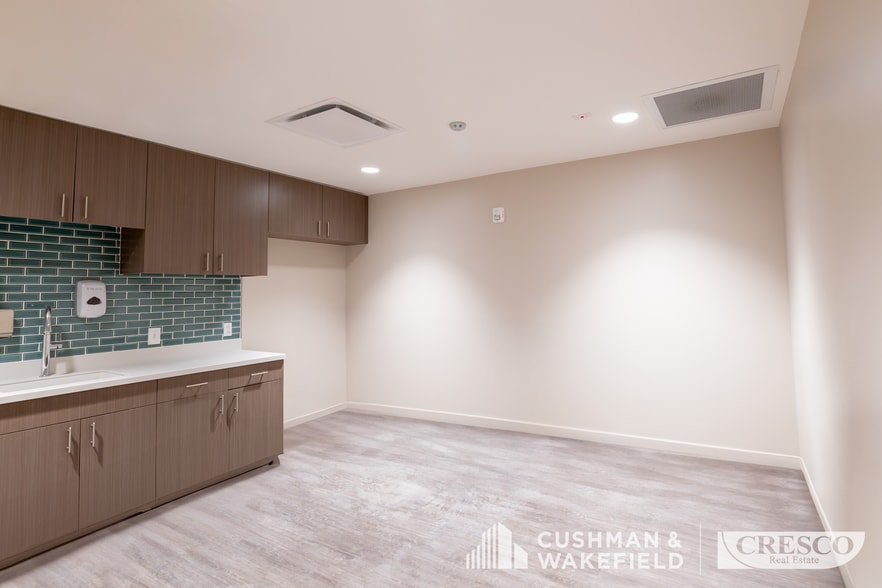 24025 Lorain Rd, North Olmsted, OH for lease - Building Photo - Image 3 of 11