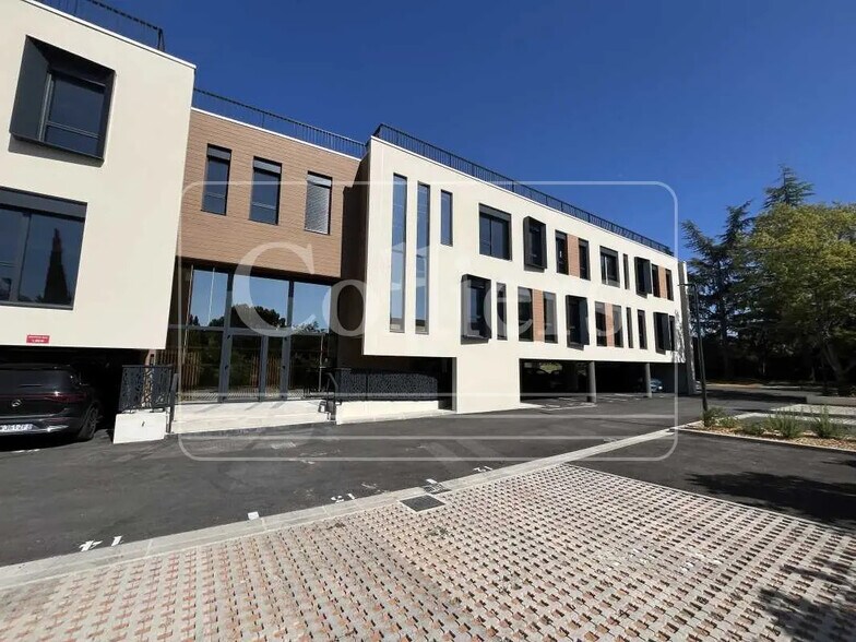 Bureau dans Meyreuil à louer - Photo du bâtiment - Image 1 de 14
