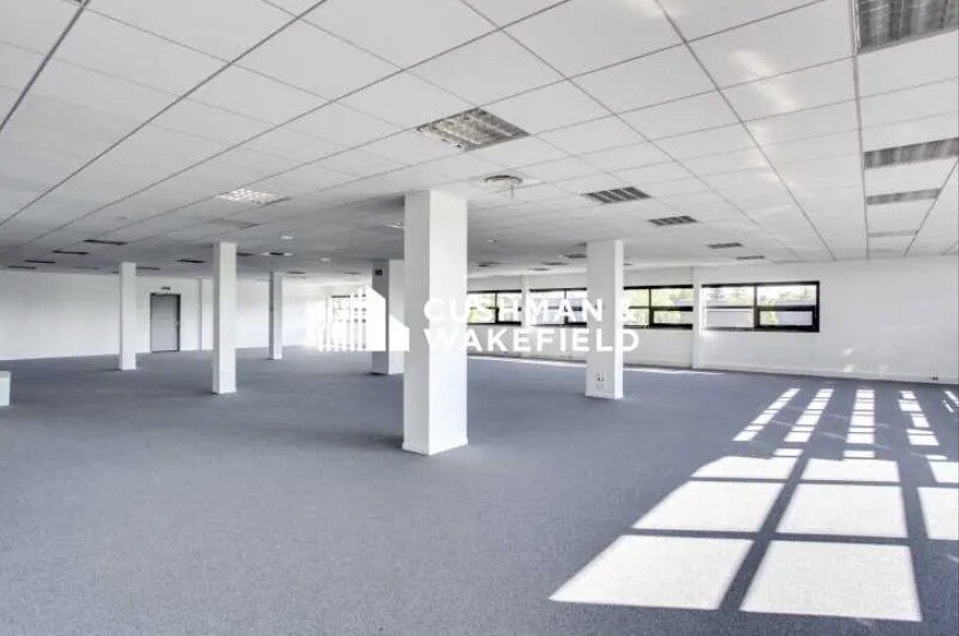 Office in Saint-Priest for lease Interior Photo- Image 1 of 3