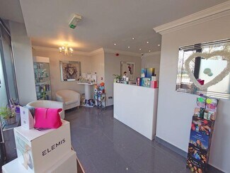 Plus de détails pour 32 Queen St, Wakefield - Commerce de détail à vendre