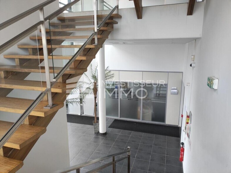 Office in Chelles for lease - Interior Photo - Image 3 of 4