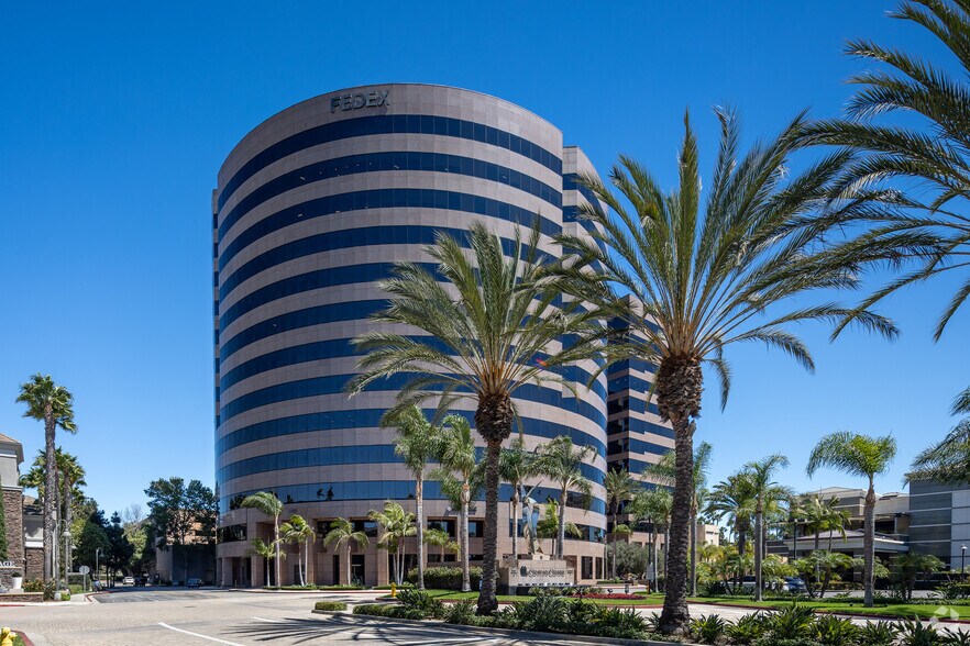 2601 Main St, Irvine, CA à louer - Photo du bâtiment - Image 2 de 6