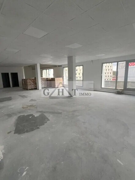 Bureau dans Saint-Ouen-sur-Seine à louer - Photo du bâtiment - Image 2 de 8