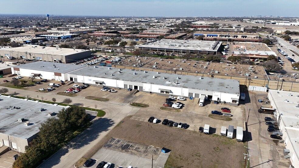 4165-4185 Billy Mitchell Dr, Addison, TX à louer - Photo du bâtiment - Image 2 de 2