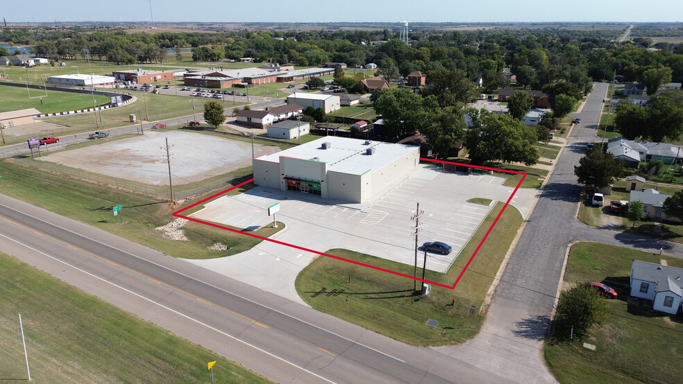 806 N Iliff St, Medicine Lodge, KS for lease - Primary Photo - Image 1 of 3