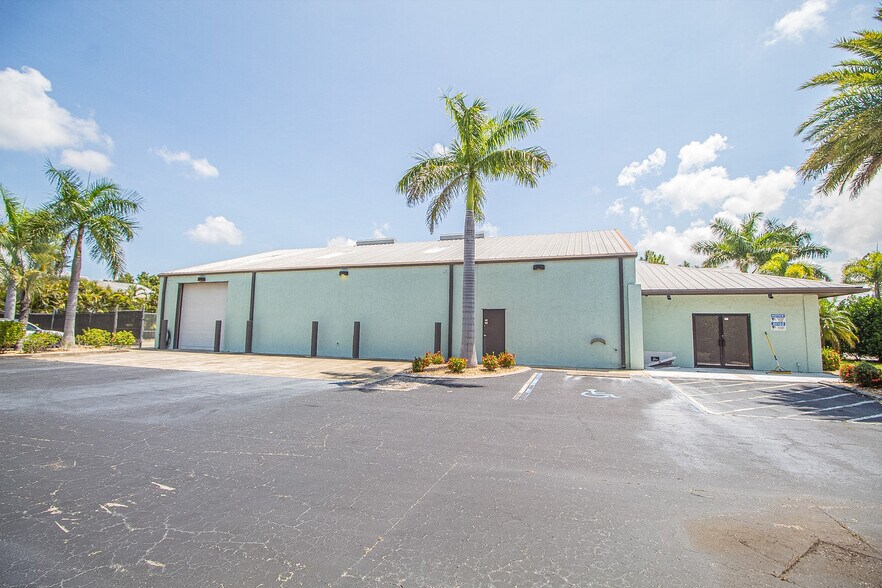 8270 Pascal Dr, Punta Gorda, FL à louer - Photo du bâtiment - Image 2 de 17