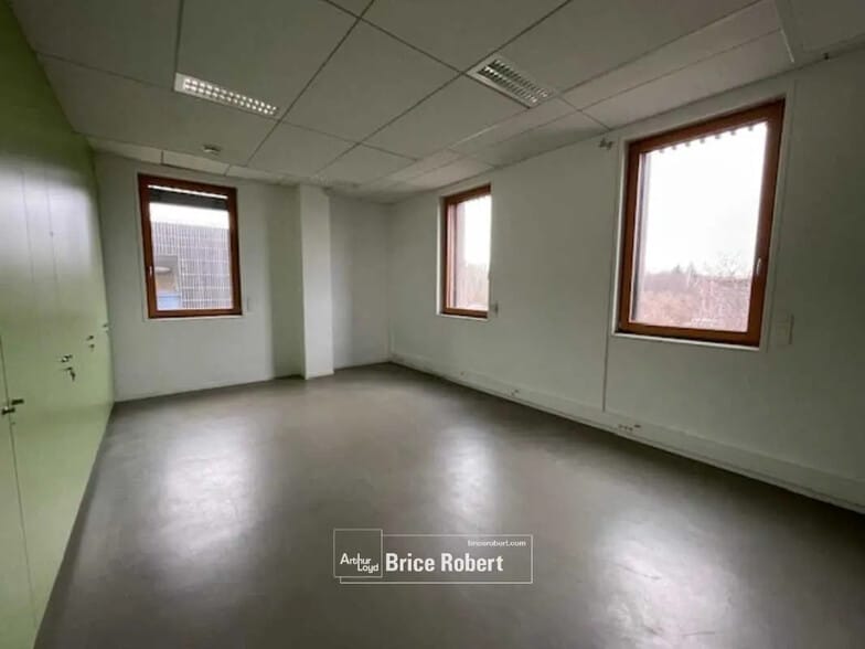 Office in Saint-Priest for sale - Building Photo - Image 3 of 6