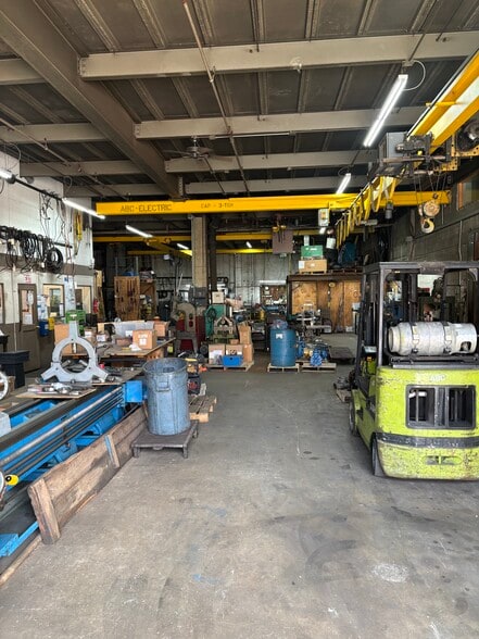 24-25 46th St, Astoria, NY for lease - Building Photo - Image 2 of 4