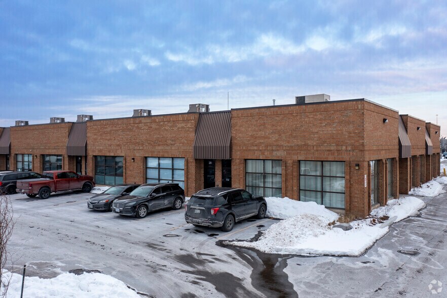 71 Marycroft Ave, Vaughan, ON à louer - Photo du bâtiment - Image 3 de 5