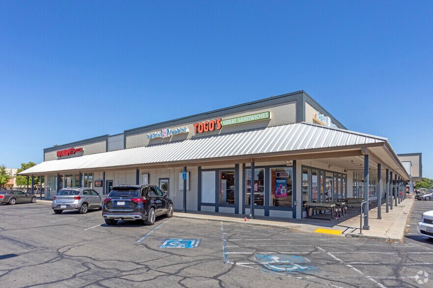 1848-1928 Clovis Ave, Clovis, CA à vendre - Photo du bâtiment - Image 2 de 11