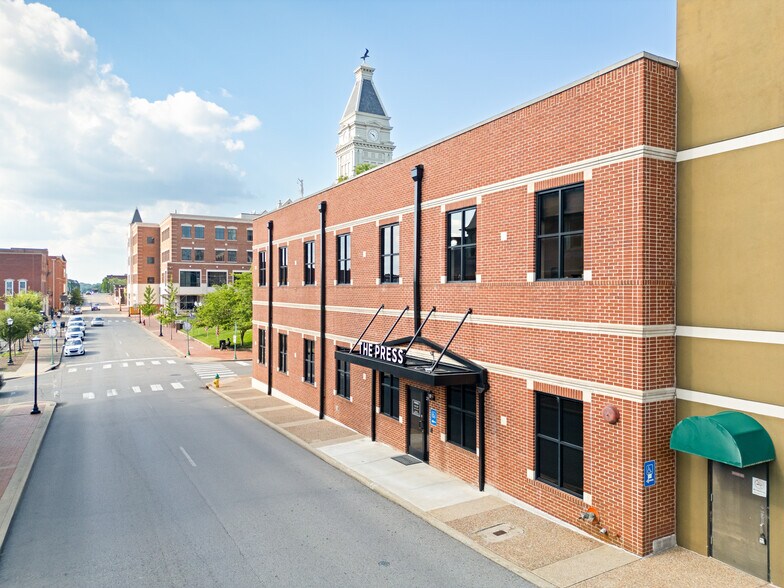 200 Commerce St, Clarksville, TN à louer - Photo du bâtiment - Image 1 de 11