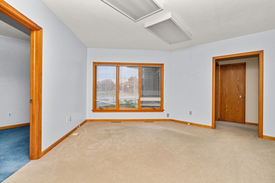 1481 Pleasant Valley Dr, Manchester, CT for lease - Building Photo - Image 3 of 14