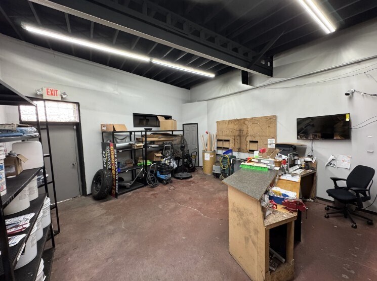 28664 Michigan Ave, Inkster, MI à vendre - Photo du bâtiment - Image 2 de 4