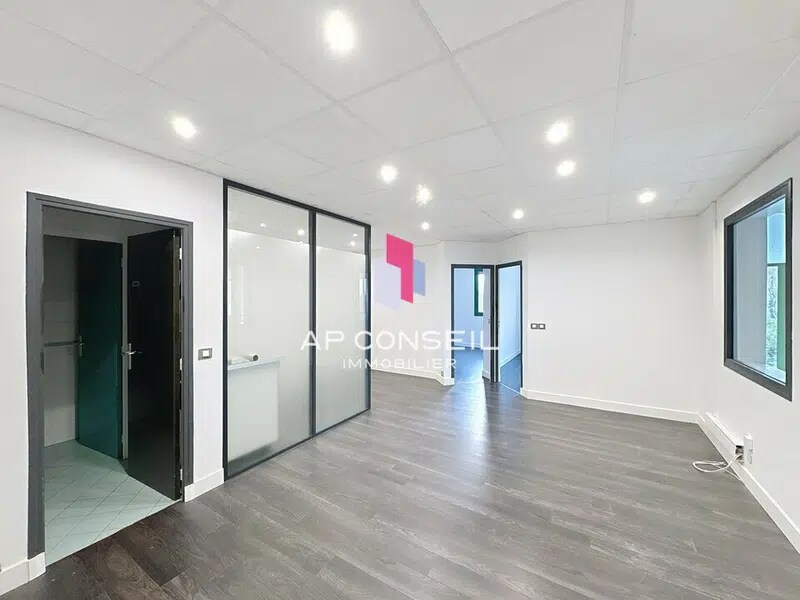 Office in Chavenay for lease Interior Photo- Image 1 of 4