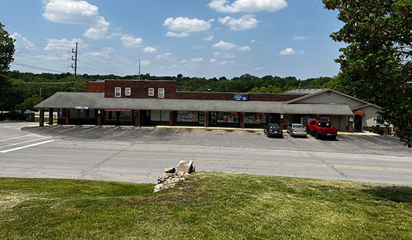100-106 S Sterling Ave, Sugar Creek, MO à louer Photo du bâtiment- Image 1 de 20