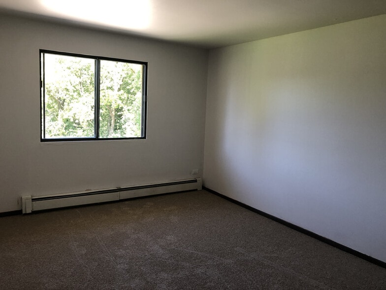 7710 Wildwood Ct, Darien, IL for sale - Interior Photo - Image 2 of 7