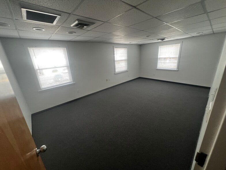30 Boston Post Rd, Wayland, MA for lease - Interior Photo - Image 3 of 8