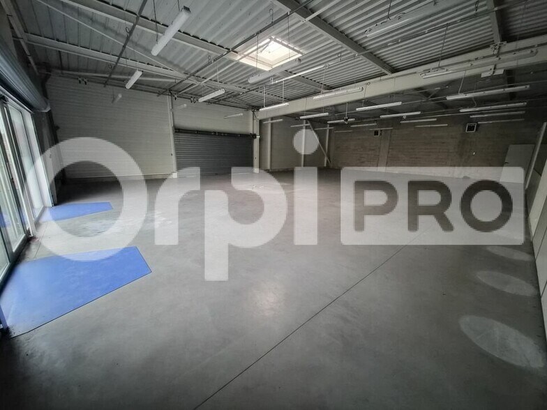 Retail in Reims for lease - Interior Photo - Image 2 of 10