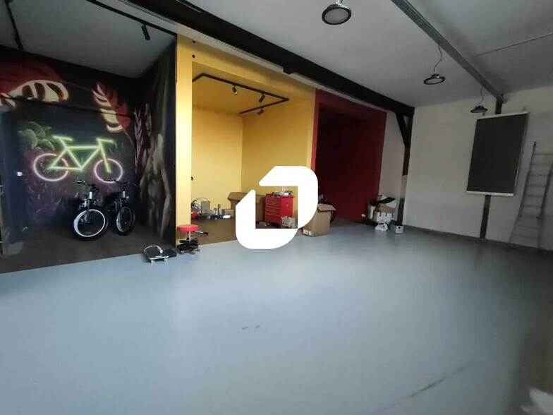 Flex in Versailles for lease - Building Photo - Image 3 of 12