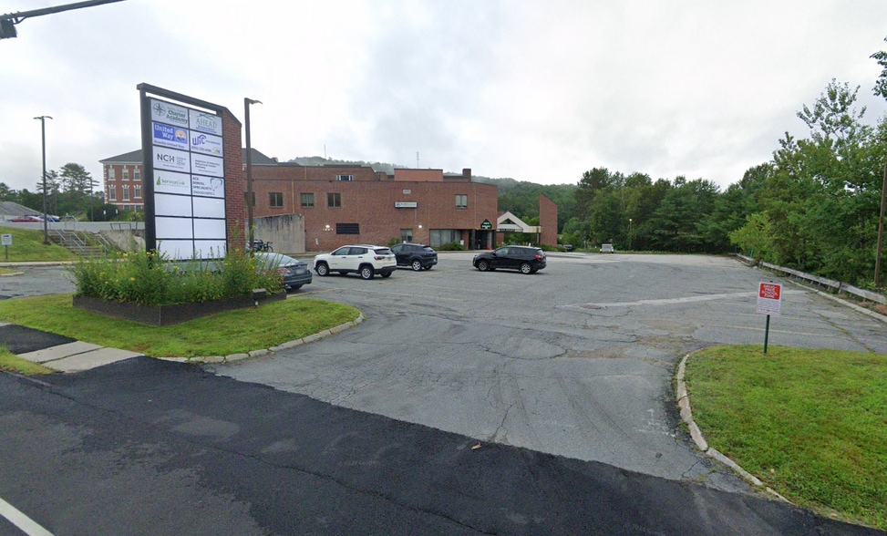 260-262 Cottage St, Littleton, NH for lease - Building Photo - Image 2 of 8