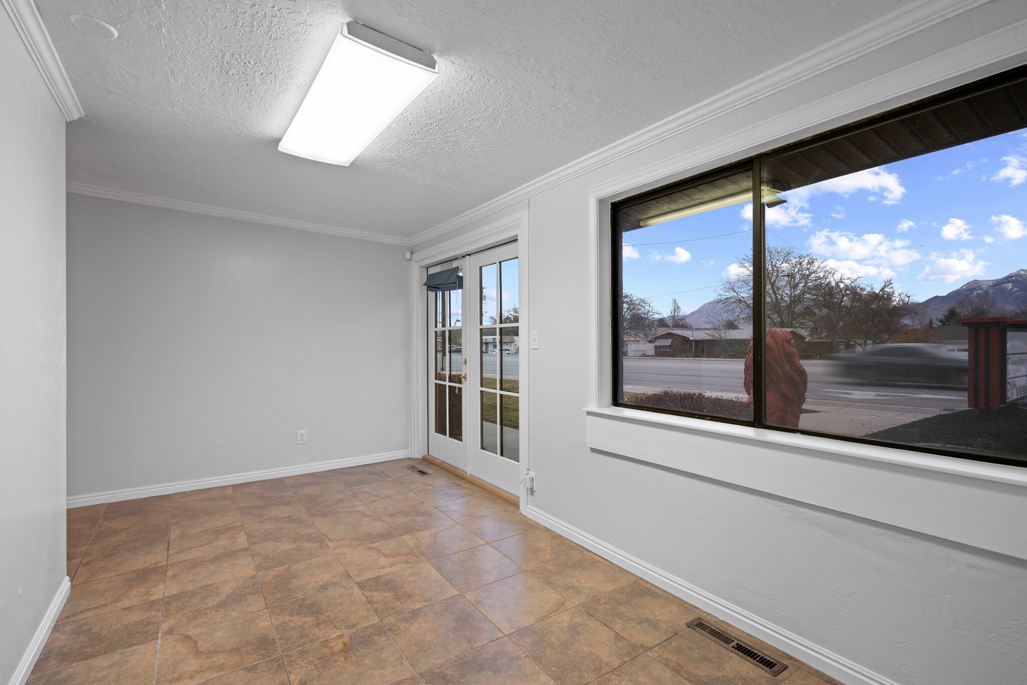 9386 S Redwood Rd, West Jordan, UT à vendre Photo intérieure- Image 1 de 3