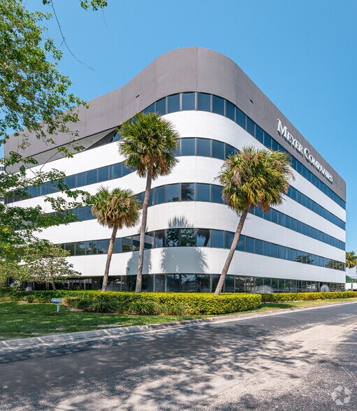 1601 Belvedere Rd, West Palm Beach, FL à louer - Photo du bâtiment - Image 3 de 14