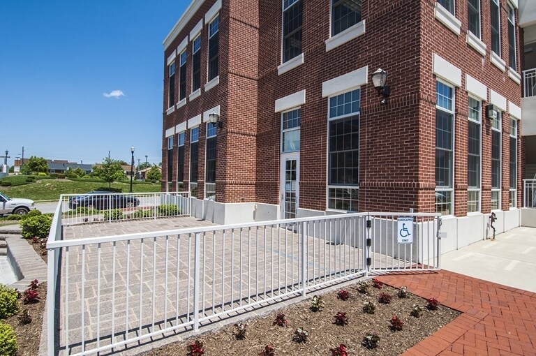 105 Centennial St, La Plata, MD à louer - Photo du bâtiment - Image 2 de 8