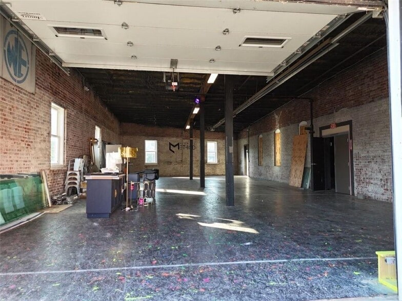 1302 Frederick Ave, Saint Joseph, MO for sale - Interior Photo - Image 3 of 49