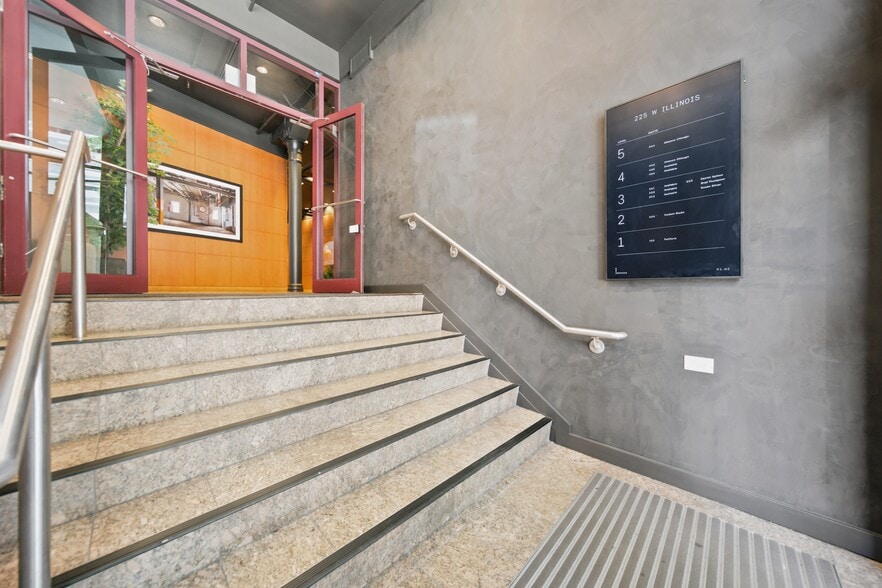 225 W Illinois St, Chicago, IL à louer - Photo du bâtiment - Image 3 de 8