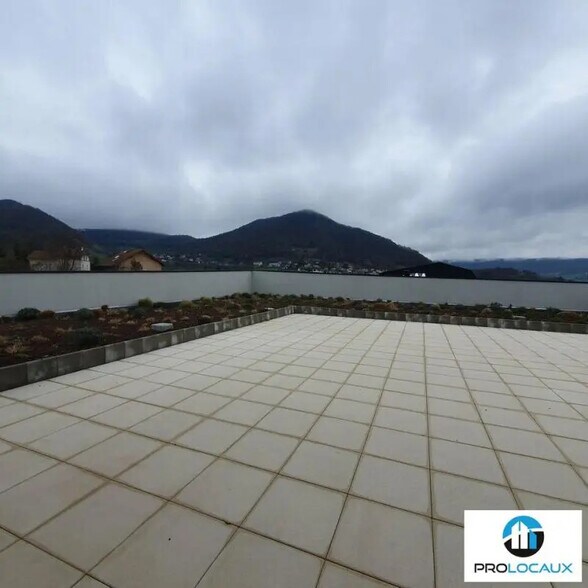 Bureau dans Voiron à louer - Photo du bâtiment - Image 3 de 12