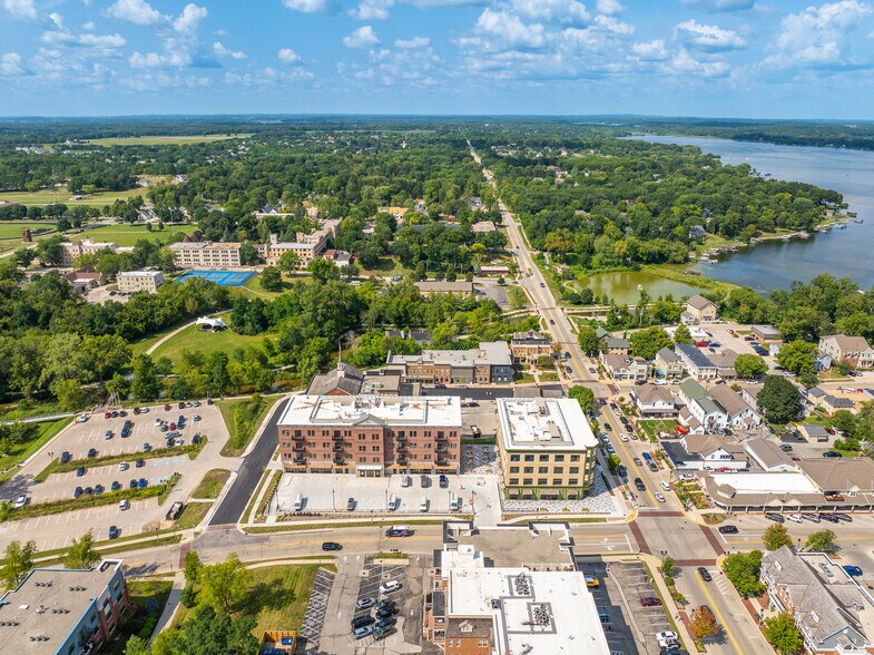525 Main St, Delafield, WI à louer - Photo du bâtiment - Image 3 de 10