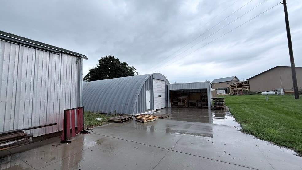 The Markesan-Akey Portfolio portfolio of 1 properties for sale on LoopNet.ca - Building Photo - Image 2 of 27