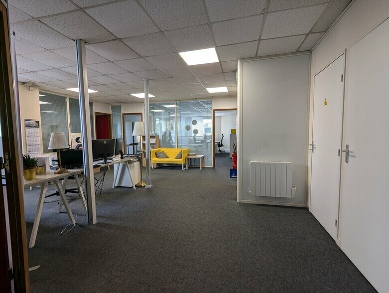 Office in Le Petit-Quevilly for lease - Interior Photo - Image 1 of 6