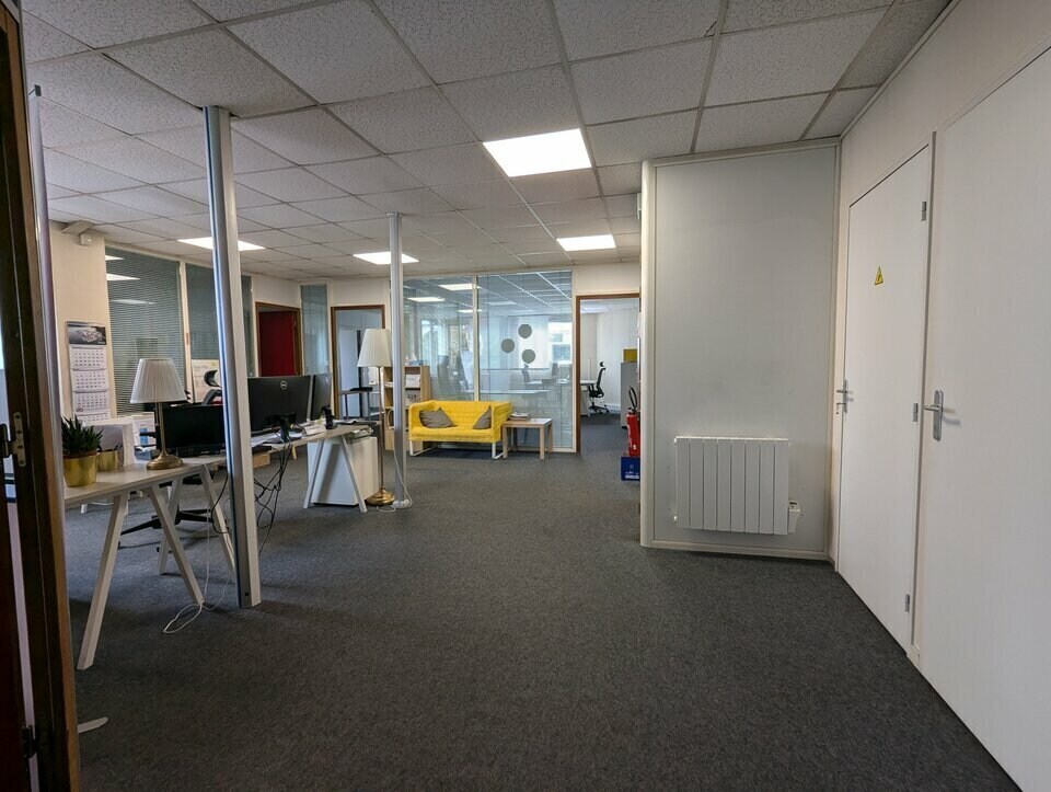 Office in Le Petit-Quevilly for lease Interior Photo- Image 1 of 7