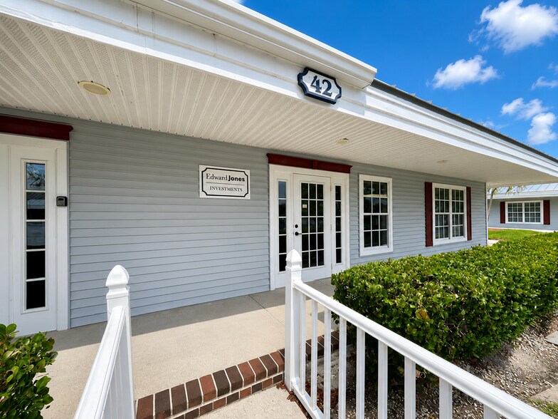 42 Barkley Cir, Fort Myers, FL à louer - Photo du bâtiment - Image 2 de 12
