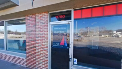 11750-11760 Manchester Rd, Saint Louis, MO for lease Interior Photo- Image 1 of 5