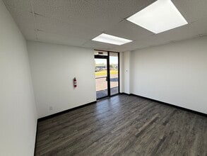 1000-1008 N Commercial Blvd, Arlington, TX à louer Photo intérieure- Image 2 de 9