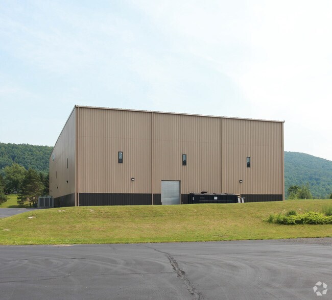 152 Corporate Dr, Oneonta, NY à vendre - Photo du bâtiment - Image 2 de 3