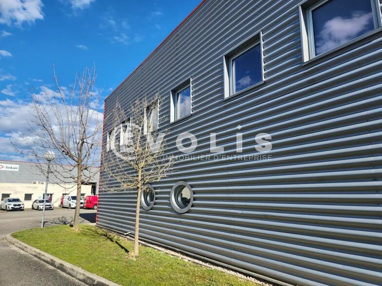 36 Rue Champ Dolin, Saint-Priest for lease - Building Photo - Image 3 of 4